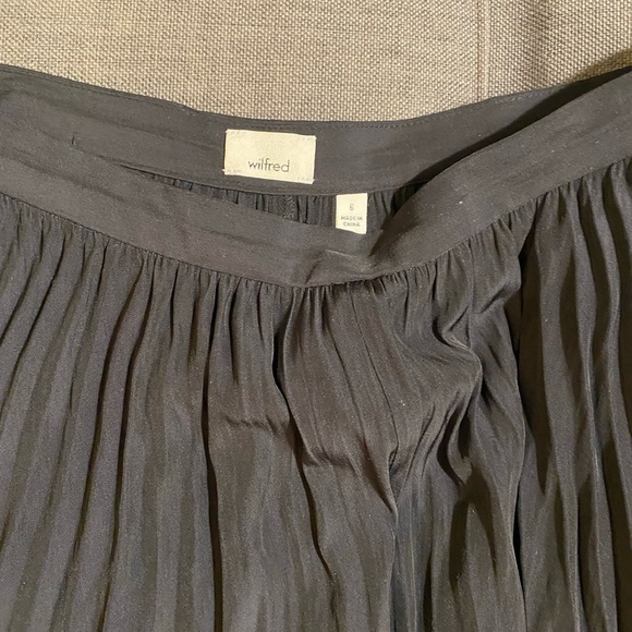 Aritzia plated skirt - Picture 2 of 3